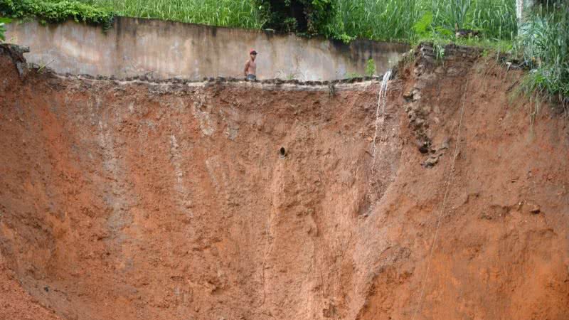 Imagem Deslizamento de terra fecha a Av. Contorno. Carros são soterrados