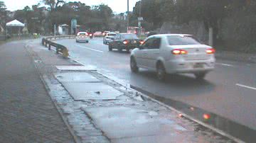 Imagem  Comerciante perde o controle do carro e cai no Dique