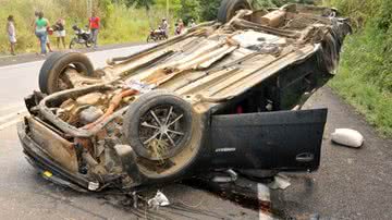 Imagem Duas pessoas morrem após carro que transportava 9 pessoas capotar na BR-330