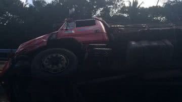 Imagem Caminhão carregado de tijolos tomba próximo a Praia do Forte