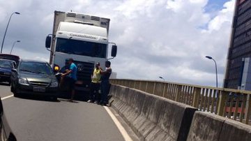 Imagem Colisão no viaduto Raul Seixas deixa trânsito complicado na região