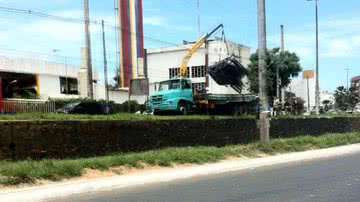 Imagem Carro cai em canal na Lucaia