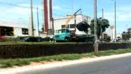 Imagem Carro cai em canal na Lucaia