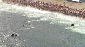 Imagem  Helicóptero dos Bombeiros cai no mar de Copacabana