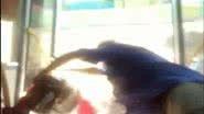 Imagem Vídeo: homem cai de ônibus enquanto conversa com outros passageiros