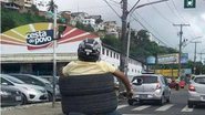 Imagem Homem improvisa transporte de pneus em motocicleta e faz sucesso nas redes