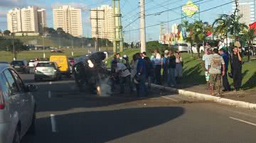 Imagem Carro capota na Paralela. Vítimas ainda estão na pista
