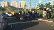 Imagem Carro capota na Paralela. Vítimas ainda estão na pista