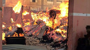 Imagem Feira de Santana: sem estrutura, bombeiros tentam apagar chamas em madeireiras