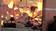 Imagem Feira de Santana: sem estrutura, bombeiros tentam apagar chamas em madeireiras
