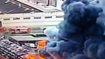 Imagem Incêndio de grande proporção destrói depósito com centenas de carros no Rio