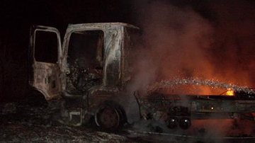 Imagem Veículo fica destruído em incêndio na BR-116