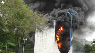 Imagem Incêndio atinge Monumento a Clériston Andrade em Salvador