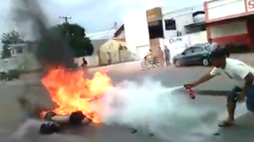 Imagem Vídeo: motocicleta pega fogo após colisão e condutor morre queimado