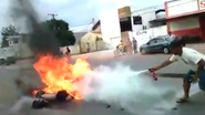 Imagem Vídeo: motocicleta pega fogo após colisão e condutor morre queimado