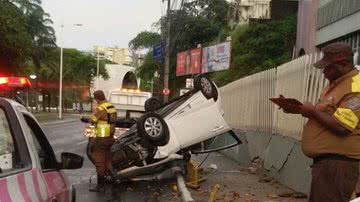 Imagem Motorista capota carro após ser abordado por bandidos na Garibaldi
