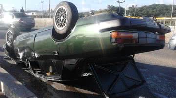 Imagem Motorista capota Opala no viaduto Dona Canô neste sábado