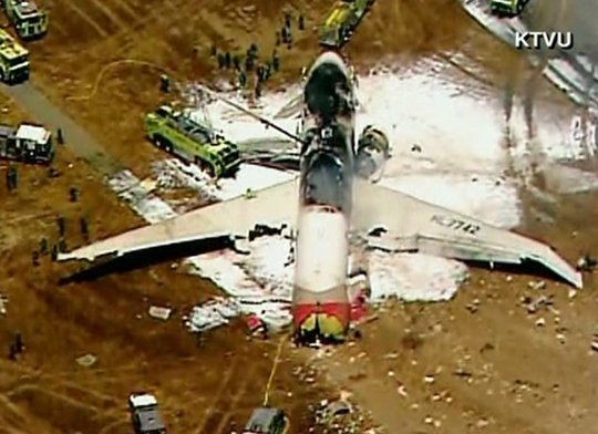 Imagem Avião pega fogo em pouso de emergência nos EUA e mata duas pessoas