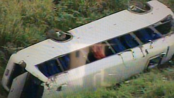 Imagem Ônibus da prefeitura de Rio Real tomba e deixa 17 feridos