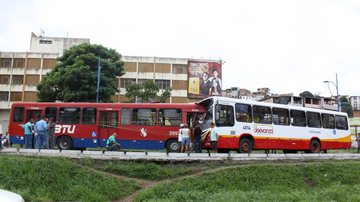 Imagem Acidente entre ônibus deixa 10 feridos na Vasco da Gama