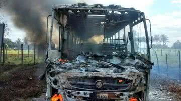 Imagem Ônibus escolar incendeia com estudantes no município de Sapeaçu 