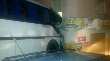 Imagem Teixeira de Freitas: ônibus usado para transportar atletas colide com prédio