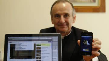 Imagem Fiéis se conectam com Deus através de tecnologia