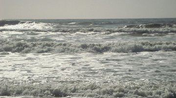 Imagem Adolescente se afoga na praia de Busca Vida e corpo está desapareceido