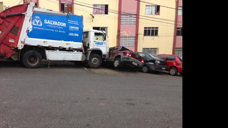 Imagem Você repórter: caminhão da Revita destrói sete carros na Estrada das Barreiras