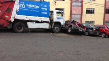 Imagem Você repórter: caminhão da Revita destrói sete carros na Estrada das Barreiras