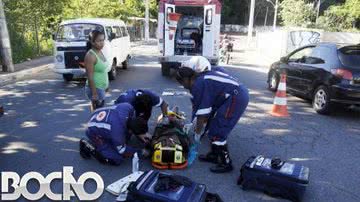 Imagem Motociclista colide com microônibus e sofre fratura na perna