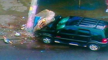 Imagem Motorista perde controle do veículo e derruba poste em Itapuã