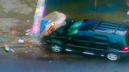 Imagem Motorista perde controle do veículo e derruba poste em Itapuã