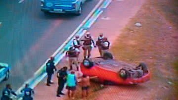 Imagem Carro capota após atingir cavalo na avenida Luís Eduardo Magalhães