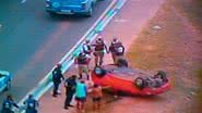 Imagem Carro capota após atingir cavalo na avenida Luís Eduardo Magalhães