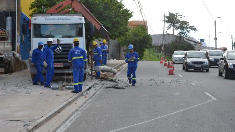Imagem Carro de R$ 80 mil fica destruído ao bater contra poste