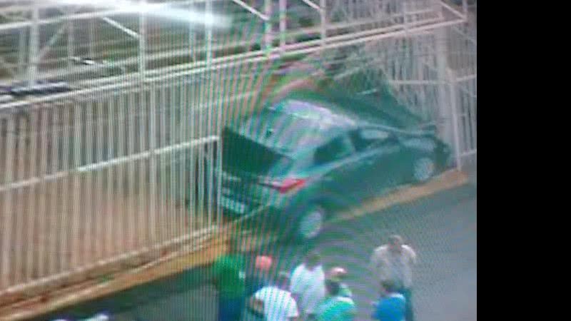 Imagem Homem recebe notícia ruim, perde controle do veículo e invade loja
