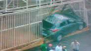Imagem Homem recebe notícia ruim, perde controle do veículo e invade loja