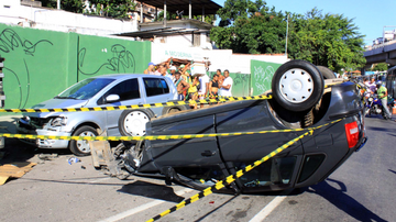 Imagem Carro capota na Av. Bonocô e mata um mecânico