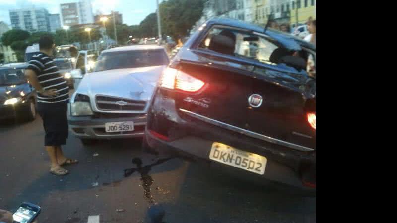 Imagem Motoristas colidem carros frontalmente e homem sai ferido na Contorno