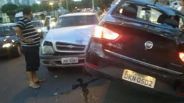 Imagem Motoristas colidem carros frontalmente e homem sai ferido na Contorno