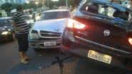 Imagem Motoristas colidem carros frontalmente e homem sai ferido na Contorno