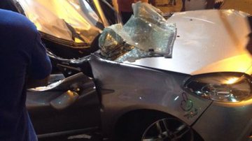 Imagem    Acidente grave faz vítima e deixa carro destruído na Estrada do Coco