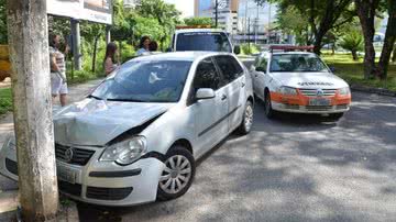 Imagem Carro cai em canal no Lucaia e fica destruído. Outro, bate em poste