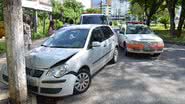 Imagem Carro cai em canal no Lucaia e fica destruído. Outro, bate em poste