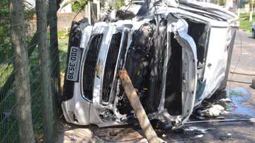 Imagem Acidente grave: carro capota diversas vezes, bate em poste e fica destruído