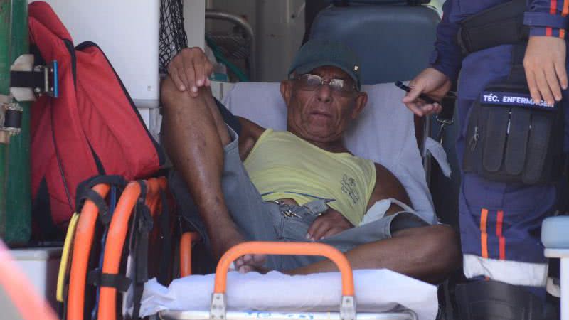 Imagem Homem bate carro contra poste na Luis Eduardo e complica trânsito