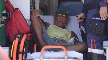 Imagem Homem bate carro contra poste na Luis Eduardo e complica trânsito