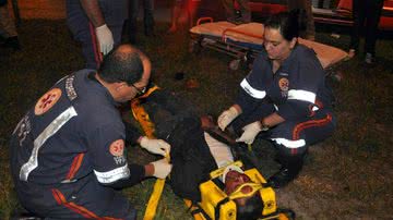 Imagem Carro arrasta moto por quase 10 metros após acidente. Motociclista ficou ferido