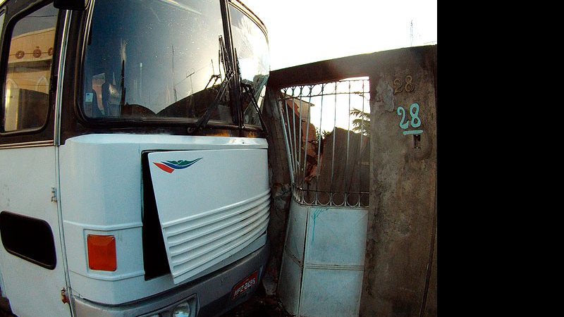 Imagem Motorista de ônibus derruba parede de duas casas em Itinga